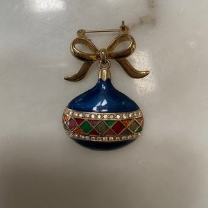 Two vintage Christmas pins. Both in excellent condition.